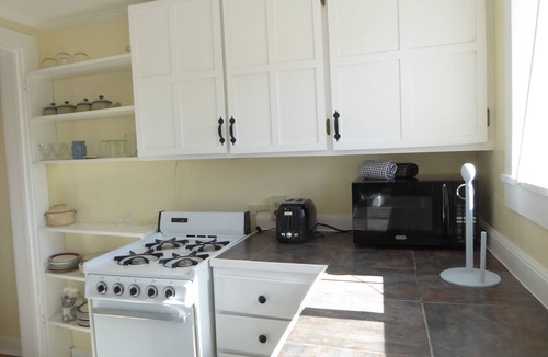 Flagstaff Cottage | Budget Vintage Garden Cottage, Walk to town, Privacy, Deck, Wifi, Sleeps 2 max