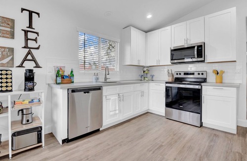 Arrowhead Lakes House | Cactus Cove – Family-Friendly Lakeside Home w/Mountain Views & Free EV Charger