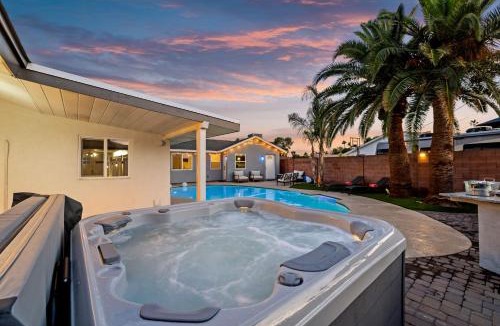 Village Grove House | Cactus Oasis 5-BR House CasitaHeated Spa & Pool