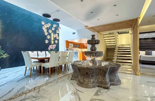 Downtown Cancun House | Cancun Villa: 6-BR, Pool & Jacuzzi High-Speed WiFi