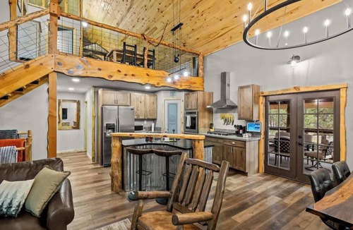 Williams House | Canyon Gateway with Hot Tub