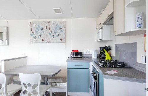 Onzain RV Rental | Caravan 'Mobil-home Excellence - 3 Chambres' with Shared Pool, Wi-Fi and Air Conditioning