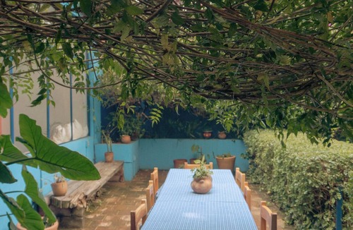 Del Cerrillo House | Casa Centralita: central San Cris, with views, yard, fire pit + tree house!