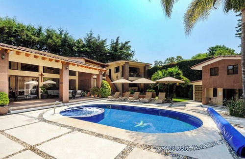 Avandaro House | Casa Avándaro with Pool, Garden & Jacuzzi