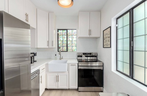 Feldman's House | Casa Milagros - Newly renovated historic bungalow with huge yard, close to UofA!