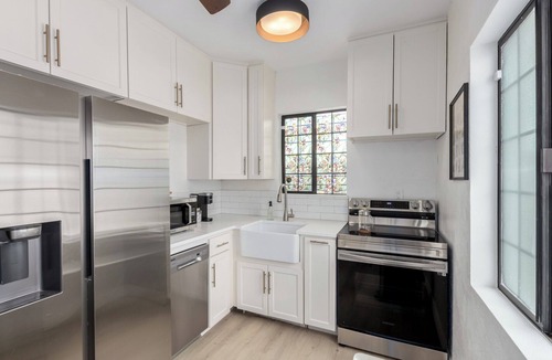 Feldman's House | Casa Milagros - Newly renovated historic bungalow with huge yard, close to UofA!