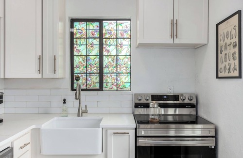 Feldman's House | Casa Milagros - Newly renovated historic bungalow with huge yard, close to UofA!
