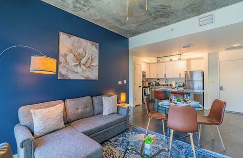 Evans Churchill Apartment | CDT Urban Oasis Pool + Gym + Free Parking and W/D