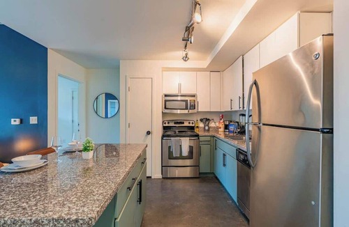 Evans Churchill Apartment | CDT Urban Oasis Pool + Gym + Free Parking and W/D