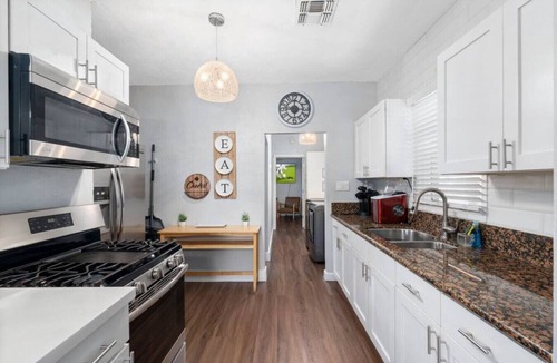 Downtown Phoenix Cottage | Centra Phoenix House Kingbed