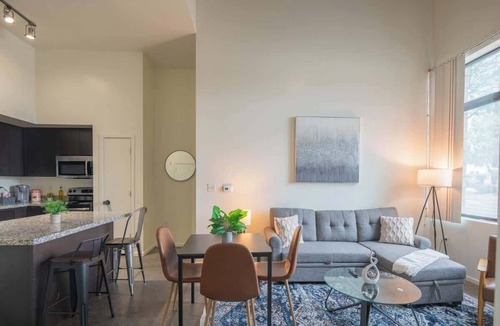 Evans Churchill Apartment | Central DT with Gym Pool Parking W/D