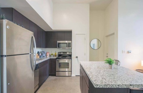 Evans Churchill Apartment | Central DT with Gym Pool Parking W/D