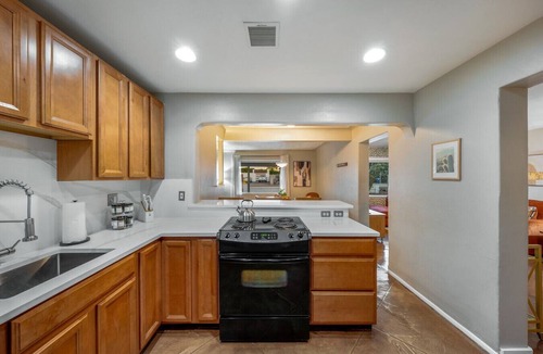Campus Farm House | Central/Fenced Backyard/4 BR 2 BA/Fire Pit
