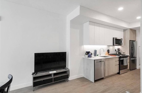 Evans Churchill Apartment | Central Studio | Pool/Spa/Hottub | Close to Shops & Parks