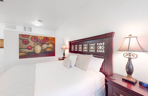 Campus Farm Apartment | Centrally Located Studio W/ Putting Green, Shared Pool, Fitness Gym & Free WiFi!