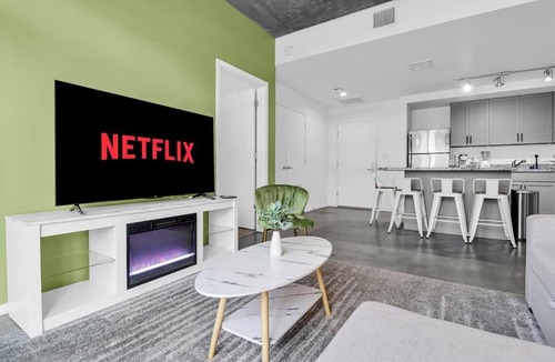 Evans Churchill Apartment | Centric 2BR In HEART of DTPHX Free Garage Parking
