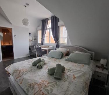 Mathieu Bed & Breakfast | Chambre Hugues entre Caen et la mer avec piscine