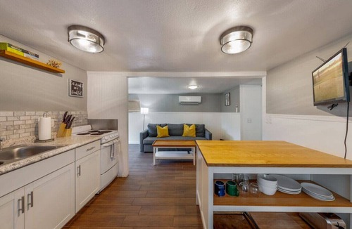 Hedrick Acres House | Charming/1 BR 1 BA/Fenced/Near U of A