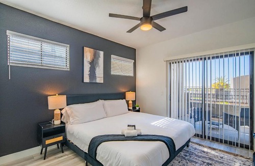 Glendale Sports and Entertainment District Apartment | Charming 2B King Bed with Pool Hot Tub, Gym, Parking