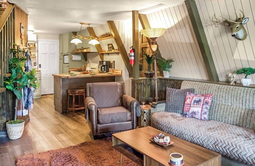 Twin Peaks Cabin | Charming A Frame 2-bedroom cabin with WiFi, AC in beautiful Rimforest