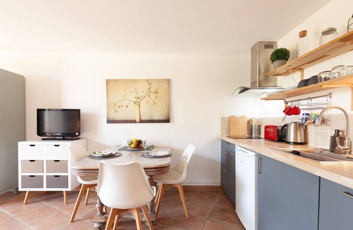 La Garde Apartment | Charming Apartment 'Logement de charme les Araucarias' with Shared Pool, Private Terrace & Wi-Fi