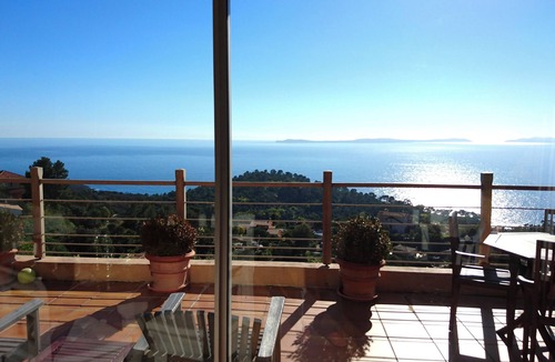 Le Rayol Apartment | CHARMING PROPERTY WITH SPECTACULAR VIEWS AND SMALL POOL NESTLED ON THE CORNICHE