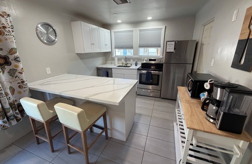 Prescott House | Charming Mid-Century Modern 2 BR Steps to Dining, Coffee, Trails & YRMC Hospital