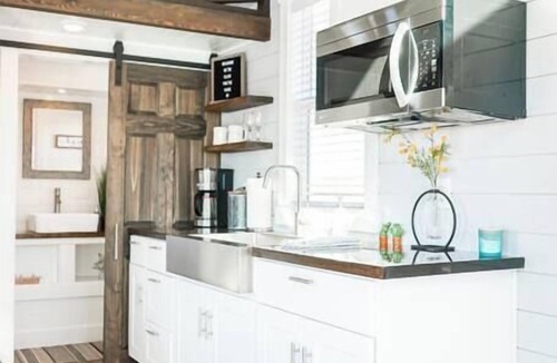 Apple Valley Apartment | Charming Tiny Home with private deck and bbq