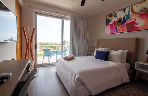 Downtown Condo | Chic Condo w Rooftop Pool & Gym near 5th Ave