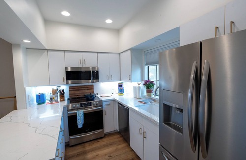 Biltmore Courts House | Chic & Cozy Modern 2-bed/2 bath Ground Floor Bungalow in exclusive Biltmore area