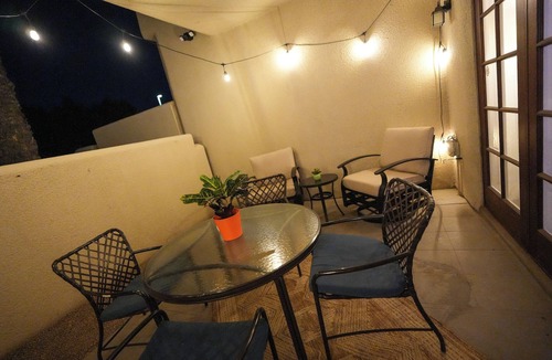 Biltmore Courts House | Chic & Cozy Modern 2-bed/2 bath Ground Floor Bungalow in exclusive Biltmore area