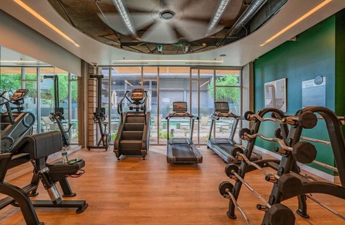 Evans Churchill Apartment | Chic Downtown 2-Bedroom Pool Gym Parking