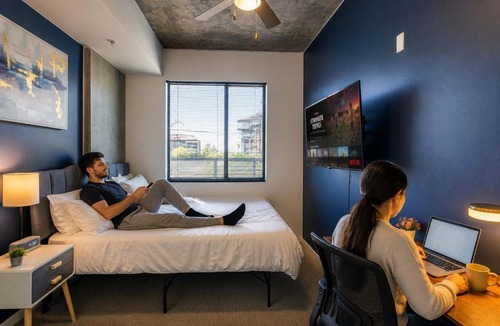Evans Churchill Apartment | Chic Downtown 2-Bedroom Pool Gym Parking