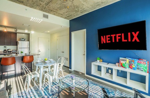 Evans Churchill Apartment | Chic Downtown Phoenix Gem w/Scenic Balcony & Park