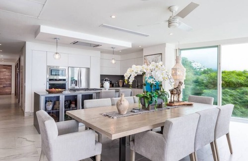South Shore Hotel Area Apartment | Chic Oceanfront Indah Apt 5 min from Downtown