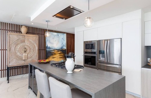 South Shore Hotel Area Apartment | Chic Oceanfront Indah Apt 5 min from Downtown
