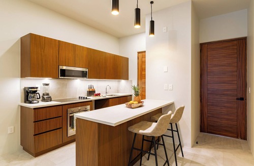 L Condo | Chic Second Level 2BR | Beach & Town Nearby