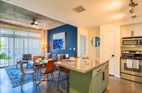 Evans Churchill Apartment | City 2BR Near DT with Balcony Gym Pool Parking WD