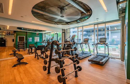 Evans Churchill Apartment | City 2BR Near DT with Balcony Gym Pool Parking WD