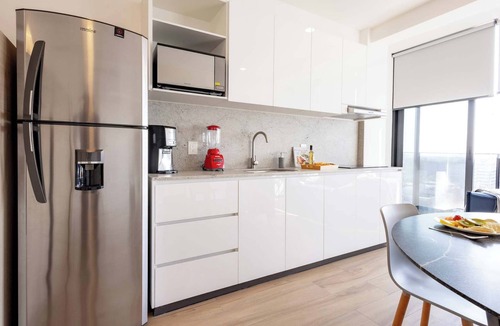 Lafayette Apartment | City-view studio w/kitchen & workspace