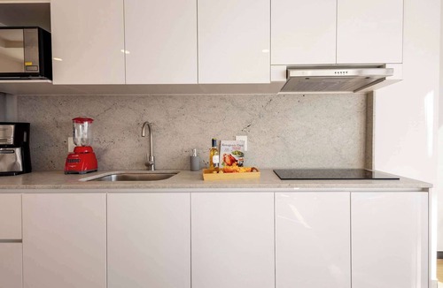 Lafayette Apartment | City-view studio w/kitchen & workspace