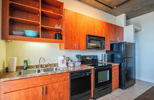 Evans Churchill Condo | City Views! Downtown Phoenix Studio