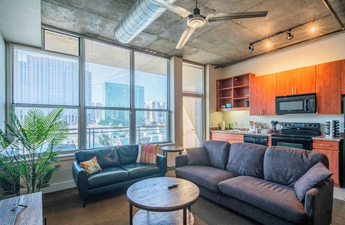 Evans Churchill Condo | City Views! Downtown Phoenix Studio