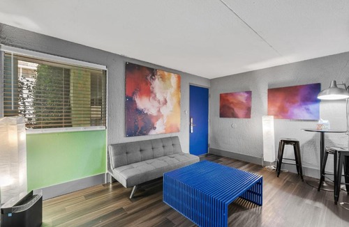 Encanto Hotel | Clarendon Hotel #214