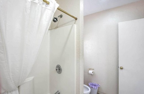 Yuma Hotel | Clean and Affordable Space w/King Bed, Outdoor Seating, & BBQ Facilities