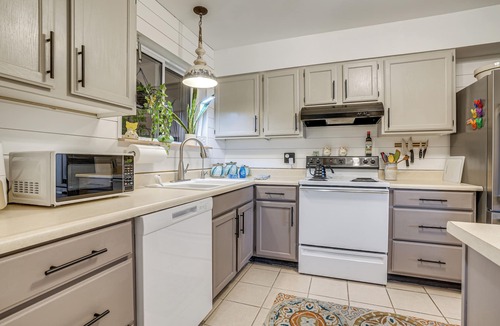 Sun City House | Close to Golf & Casinos! Sun City Getaway
