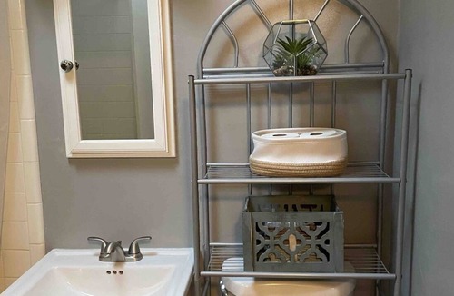 Campus Farm House | Close to U of A, shopping, restaurants on the Mountain Ave Bike path