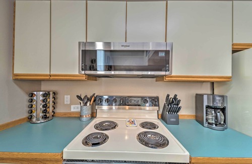 Cloudcroft House | Cloudcroft Townhome w/Deck - 1 Mi to Burro Ave!