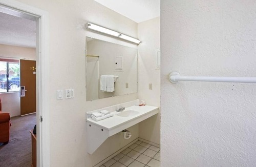 Yuma Hotel | Comfortable Stay Near Yuma Territorial Prison Park & West Wetlands Park