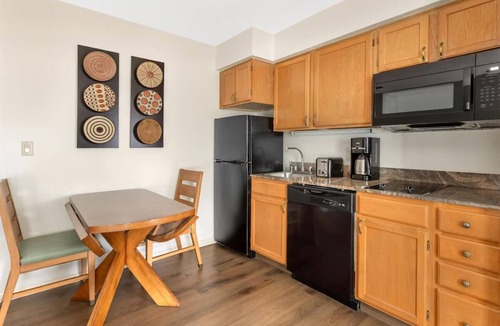 Northeast Santa Fe Hotel | Comfortable Suite Ideal for Exploring Downtown Santa Fe – Walkable Locale